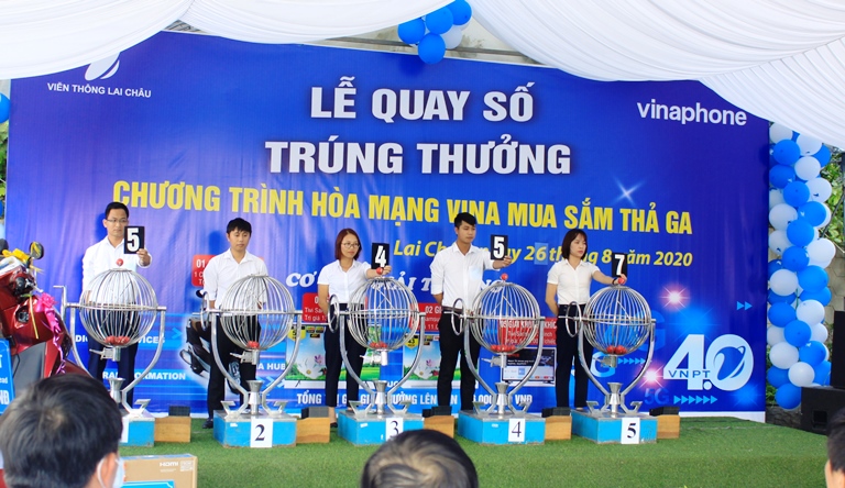 Ban Tổ chức tiến hành quay số trúng thưởng. 