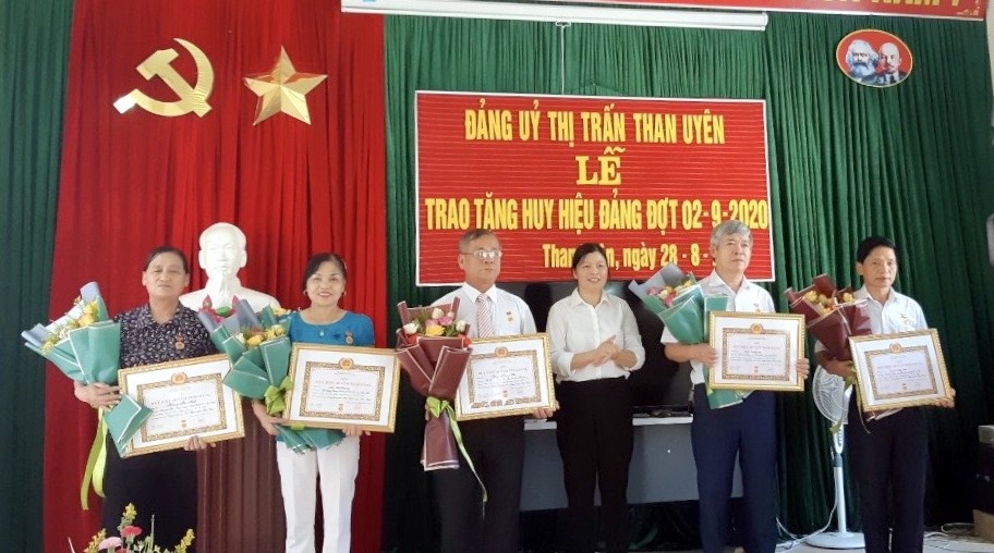  Đồng chí Trần Thị Sâm – Trưởng Ban Tuyên giáo Huyện ủy, Giám đốc Trung tâm Bồi dưỡng chính trị huyện Than Uyên trao huy hiệu Đảng cho các đảng viên.