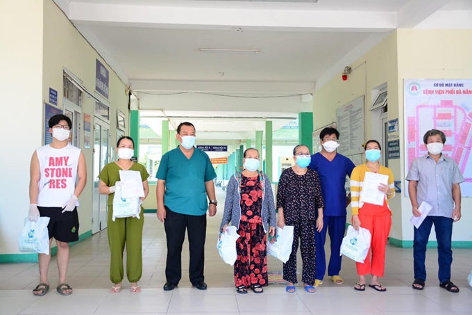 Các bệnh nhân mắc COVID-19 được công bố khỏi bệnh tại Bệnh viện Phổi Đà Nẵng ngày 6/9. (Ảnh: Bộ Y tế) 