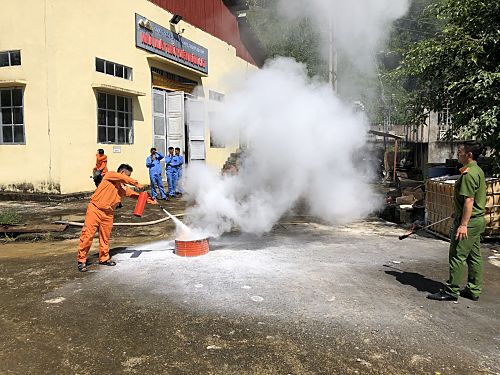 Công nhân thực hành dập lửa tại Nhà máy thủy điện Nậm Cát.
