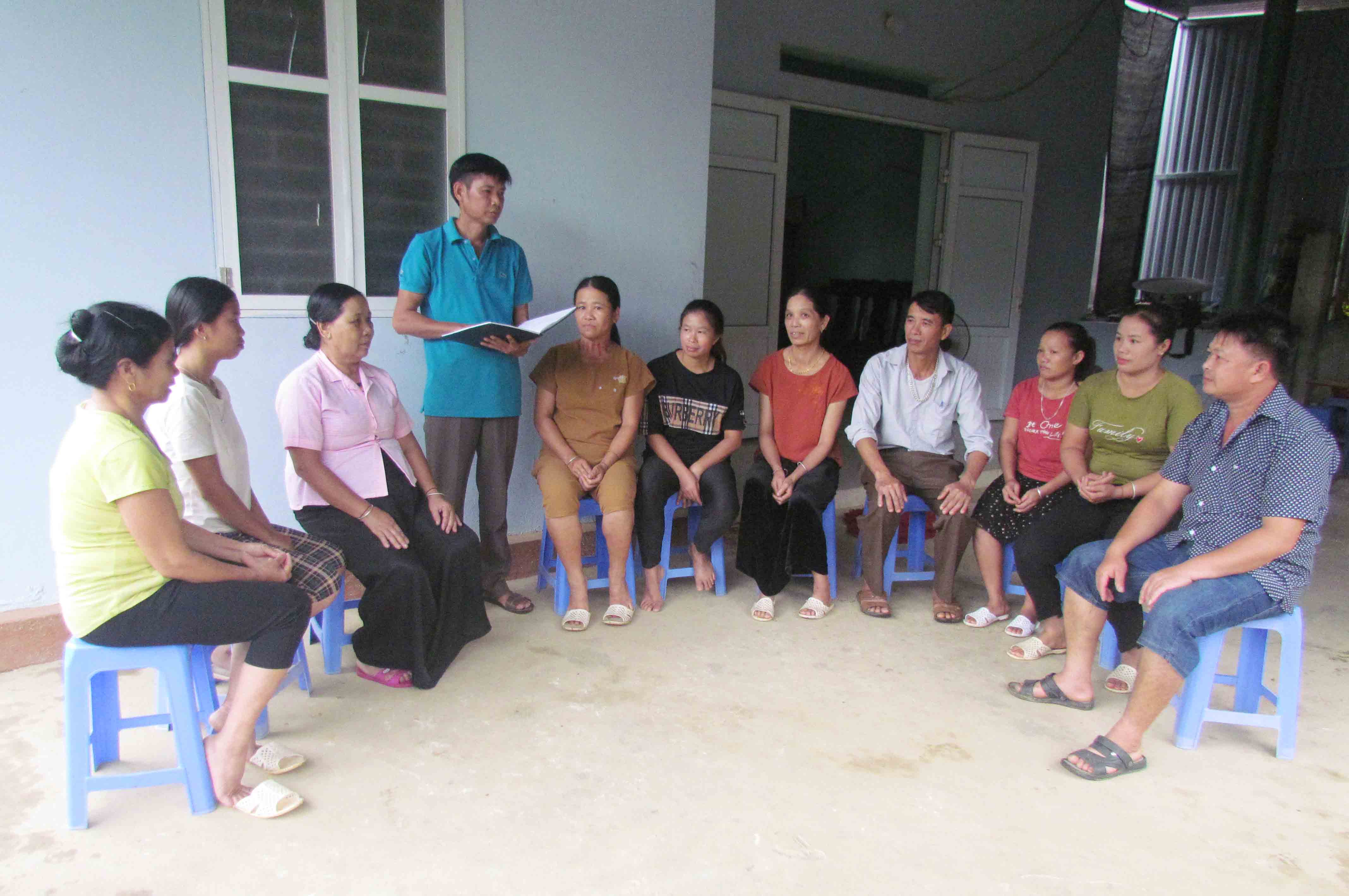 Bí thư Chi bộ đồng thời là Trưởng bản Mấn 1 (xã Nậm Xe, huyện Phong Thổ) tuyên truyền dân bản thực hiện xây dựng nếp sống mới.