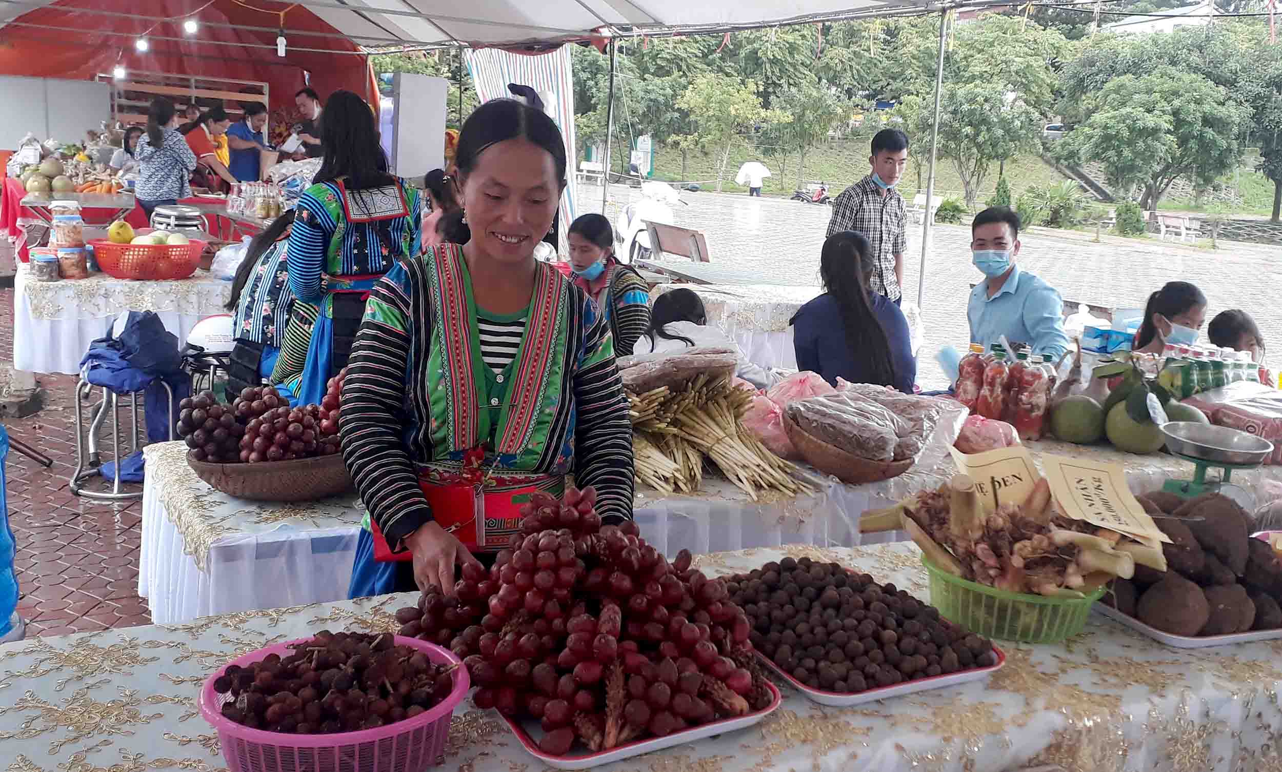 Người dân xã Khoen On (huyện Than Uyên) trưng bày thảo quả tại hội chợ vùng cao nhân ngày “Tết độc lập” mùng 2/9. 