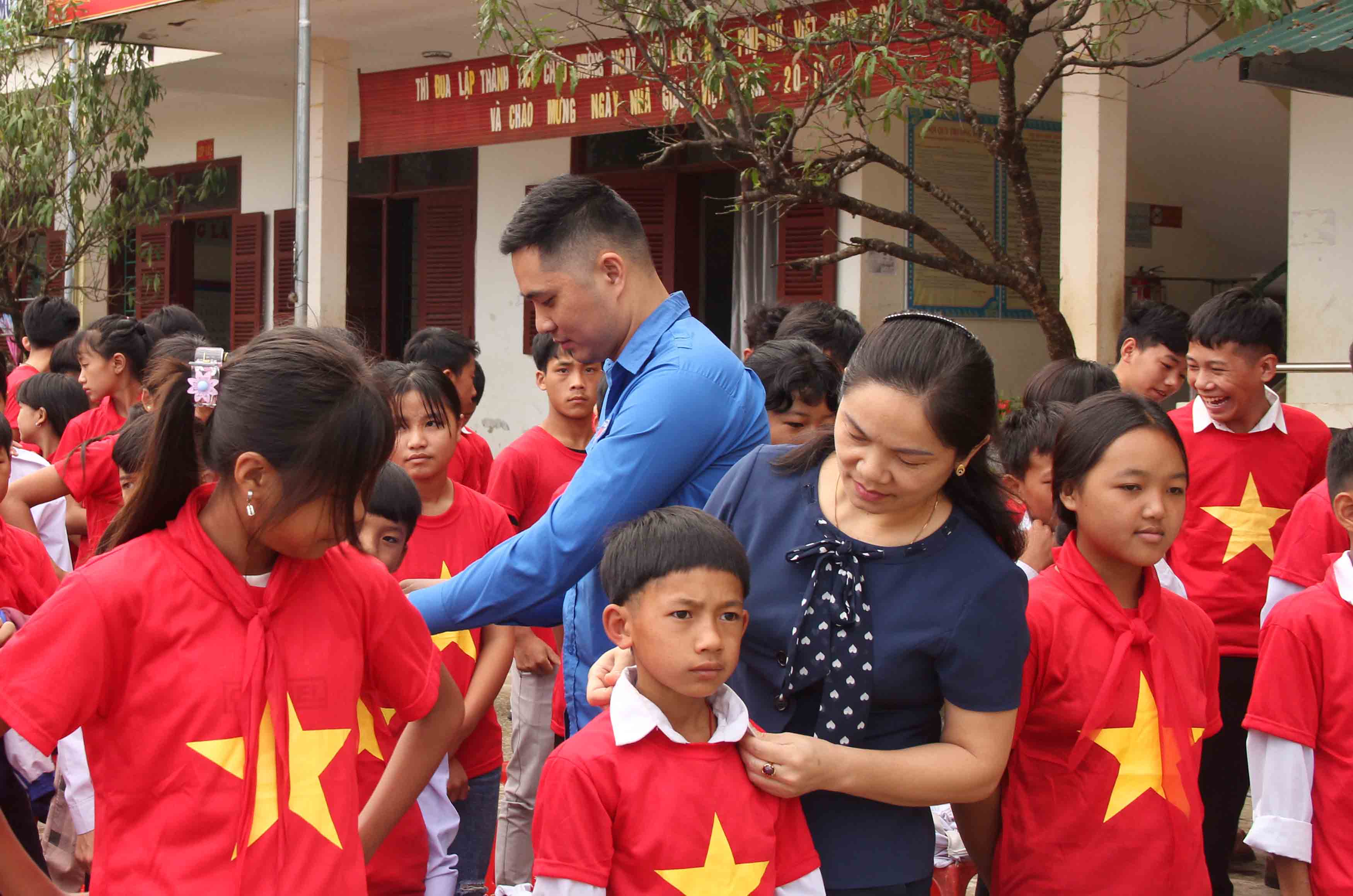 Lãnh đạo Báo Lai Châu mặc áo cơ cho học sinh Trường PTDTBT THCS Ka Lăng