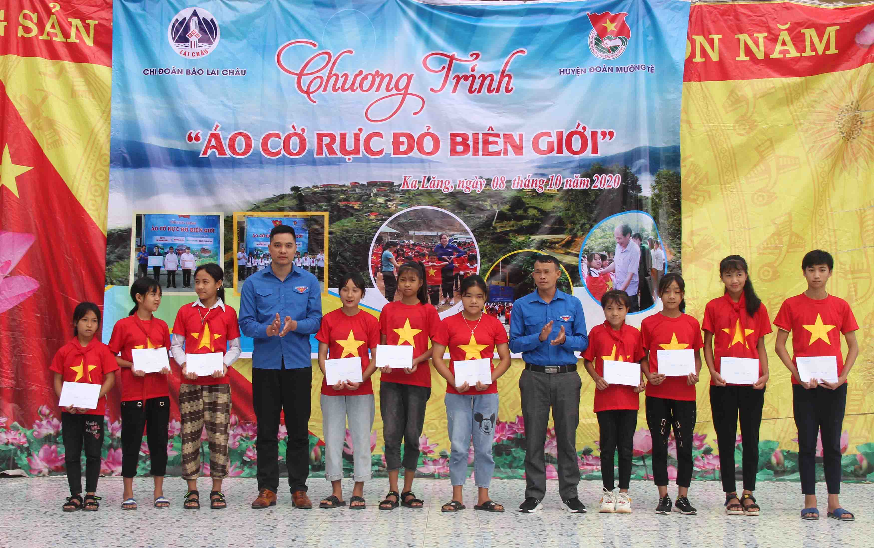 tặng quà cho hs nghèo