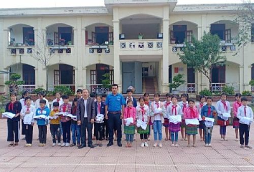 Đại diện Đoàn cơ sở xã Tả Phìn trao quà cho các em.