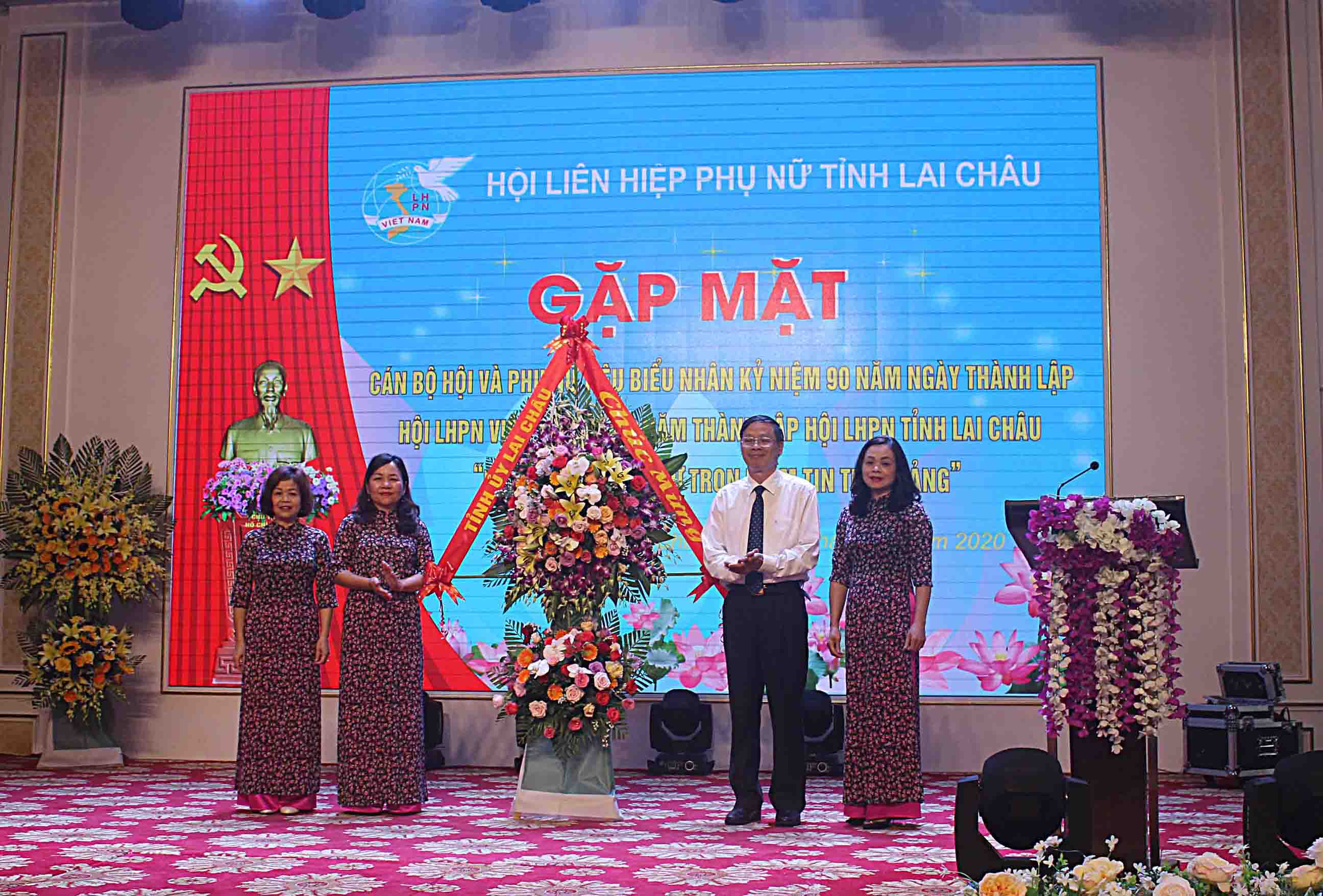  Đồng chí Vũ Văn Hoàn - Phó Bí thư Thường trực Tỉnh ủy, Chủ tịch HĐND tỉnh tặng hoa chúc mừng Hội LHPN tỉnh.