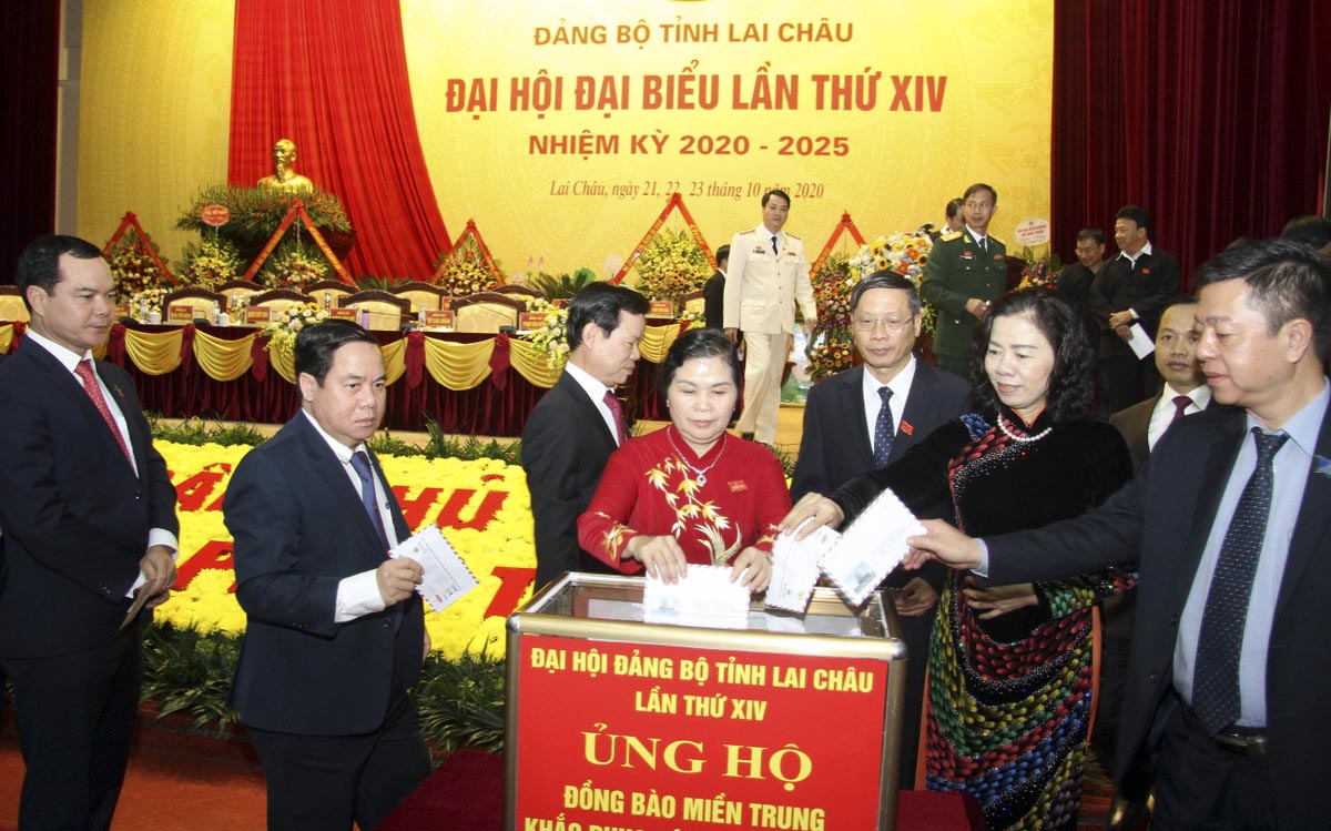 Ủng hộ đồng bào các tỉnh miền Trung bị thiệt hại do mưa lũ