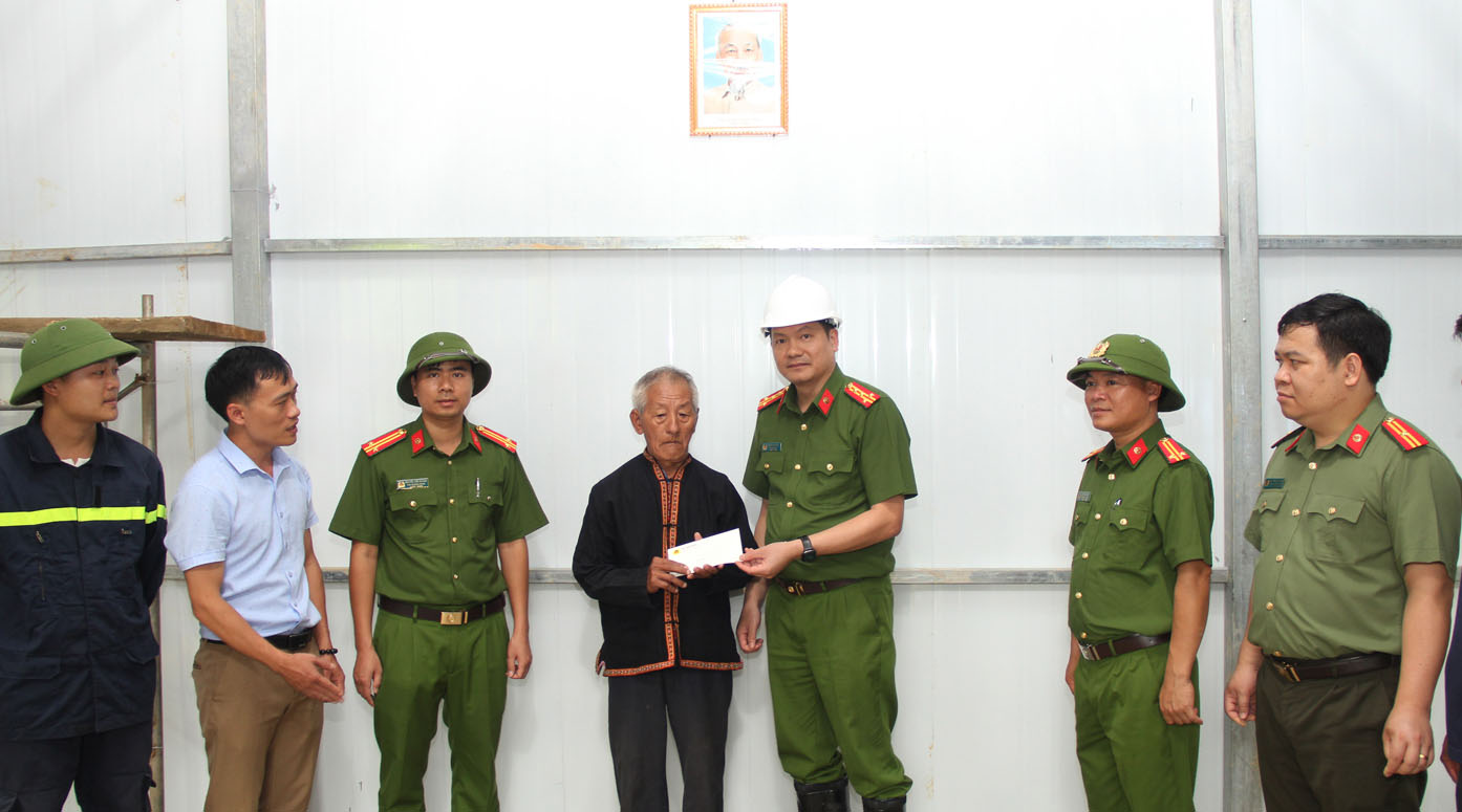 Chung sức xây “tổ ấm” cho người nghèo biên giới