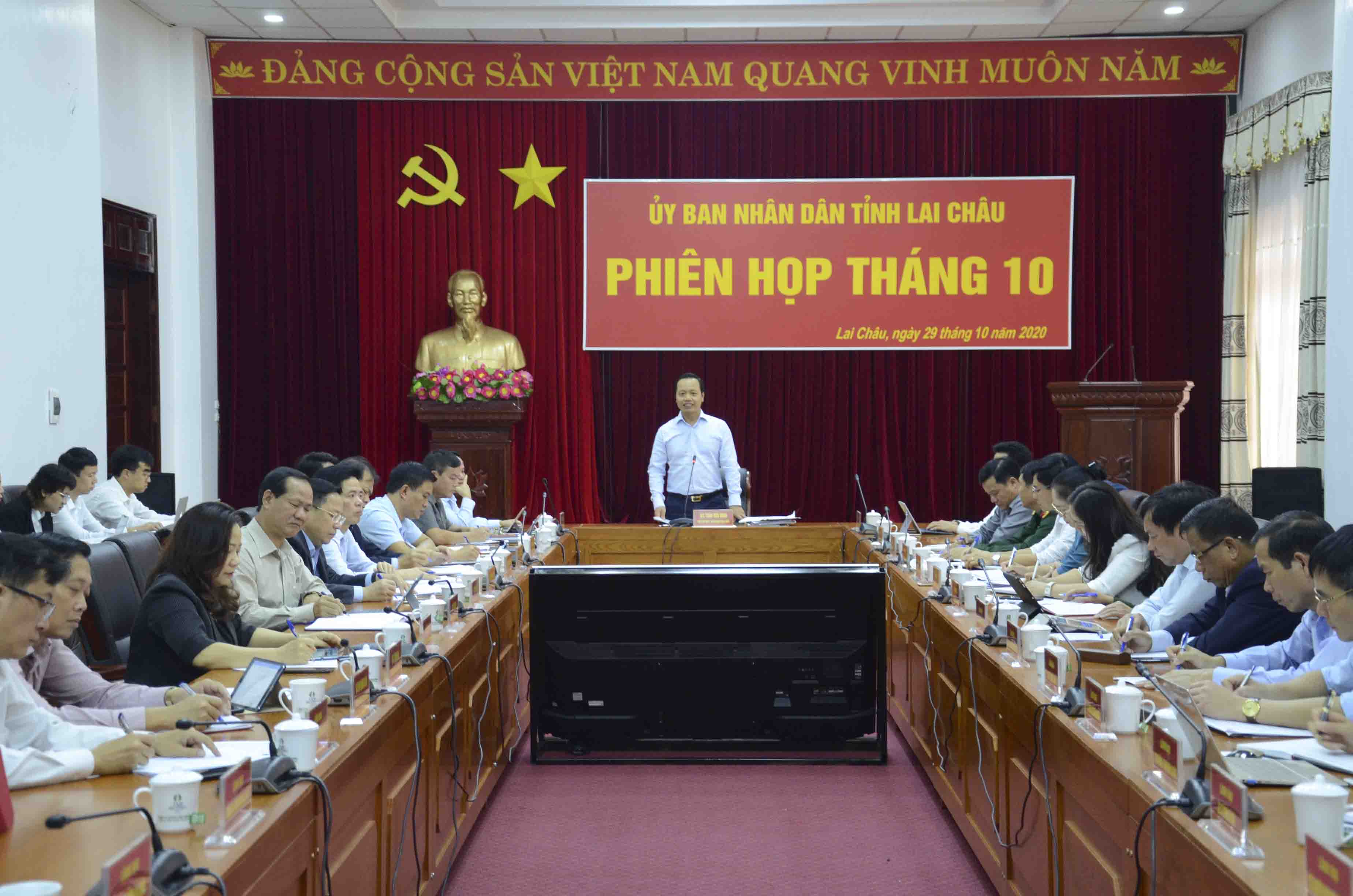 Quang cảnh phiên họp.