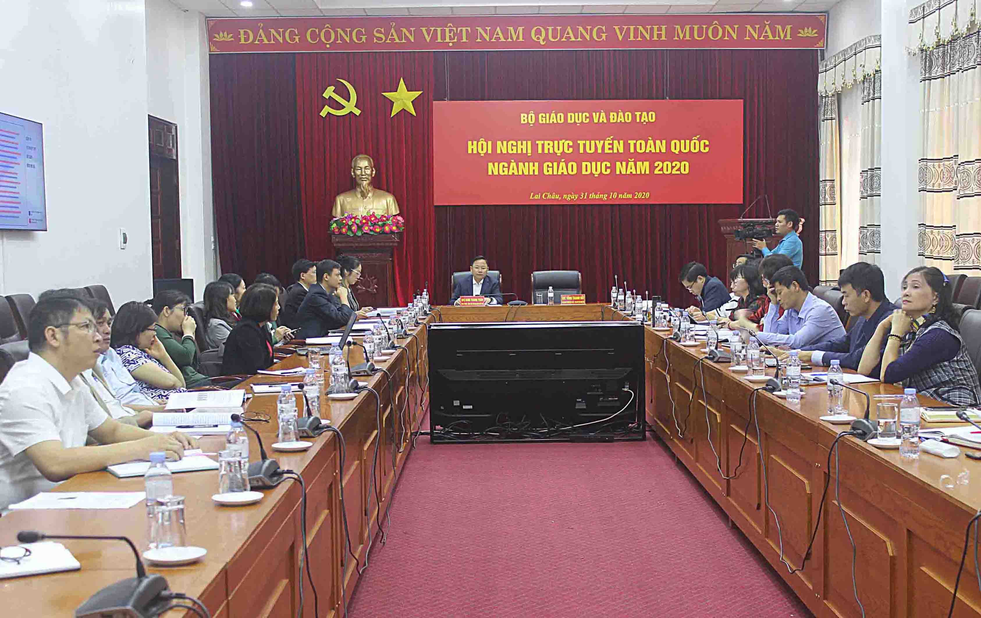 Đại biểu dự Hội nghị trực tuyến toàn quốc ngành giáo dục năm 2020 tại điểm cầu tỉnh.