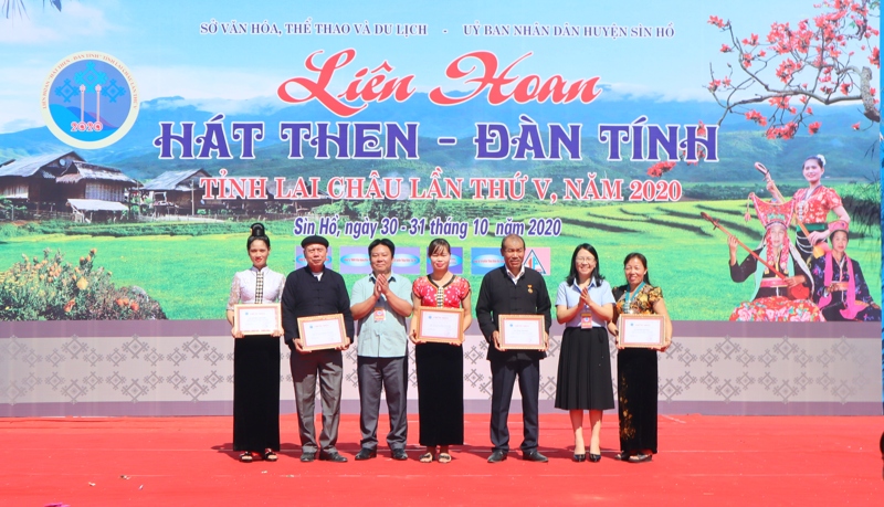 Ban Tổ chức trao giải toàn đoàn.