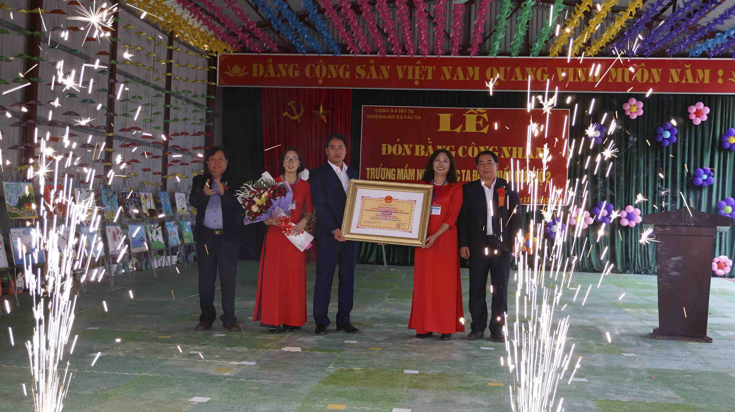 Các đồng chí lãnh đạo huyện Tân Uyên trao Bằng công nhận đạt chuẩn quốc gia mức độ 2 cho Trường Mầm nong xã Pắc Ta.