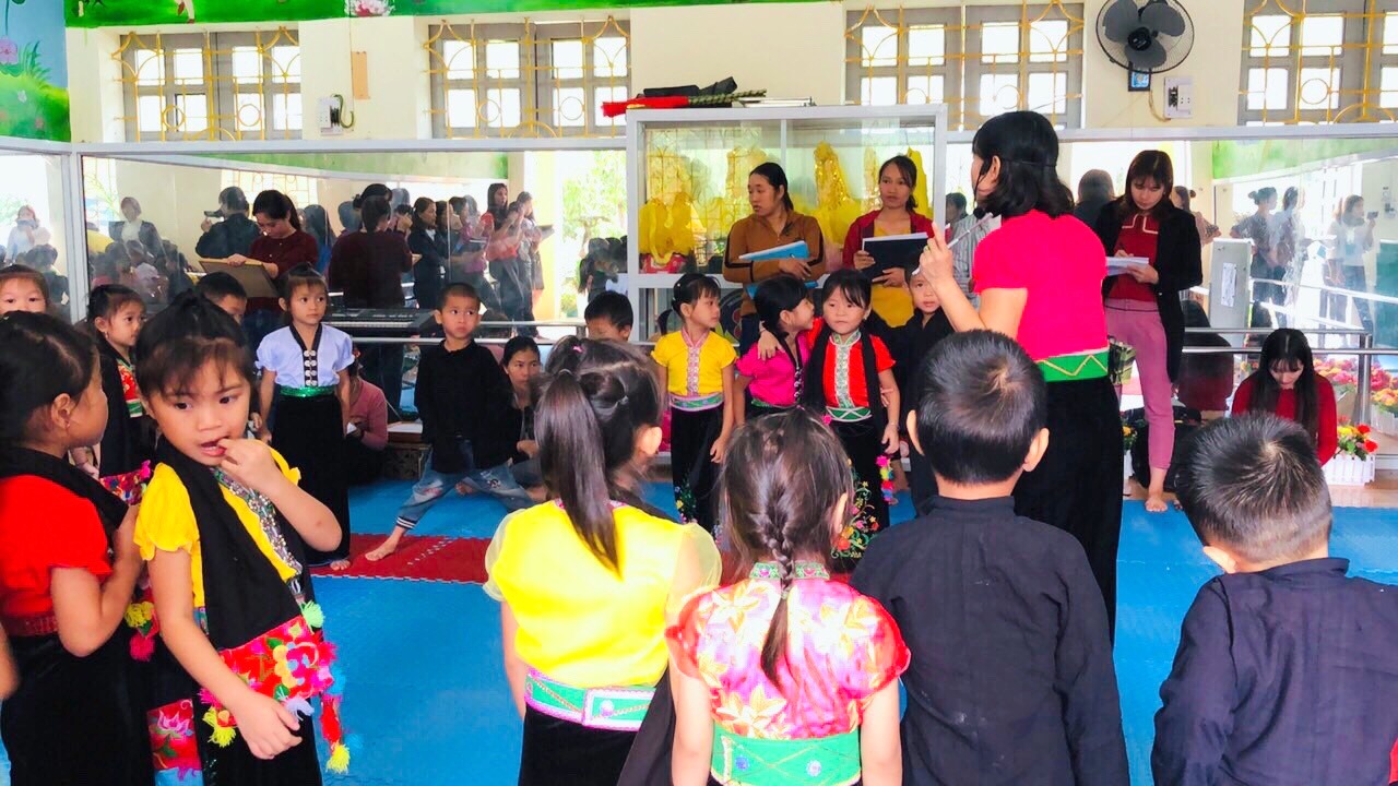 Giờ sinh hoạt chuyên môn lớp mẫu giáo lớn tại Trường Mầm non xã Hua Nà.