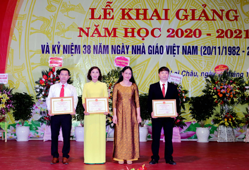 Bà Lương Thị Tuyến - Hiệu trưởng Trường CĐCĐ thừa ủy quyền của UBND tỉnh trao Bằng khen của UBND tỉnh cho các tập thể, cá nhân lao động tiên tiến, xuất sắc.