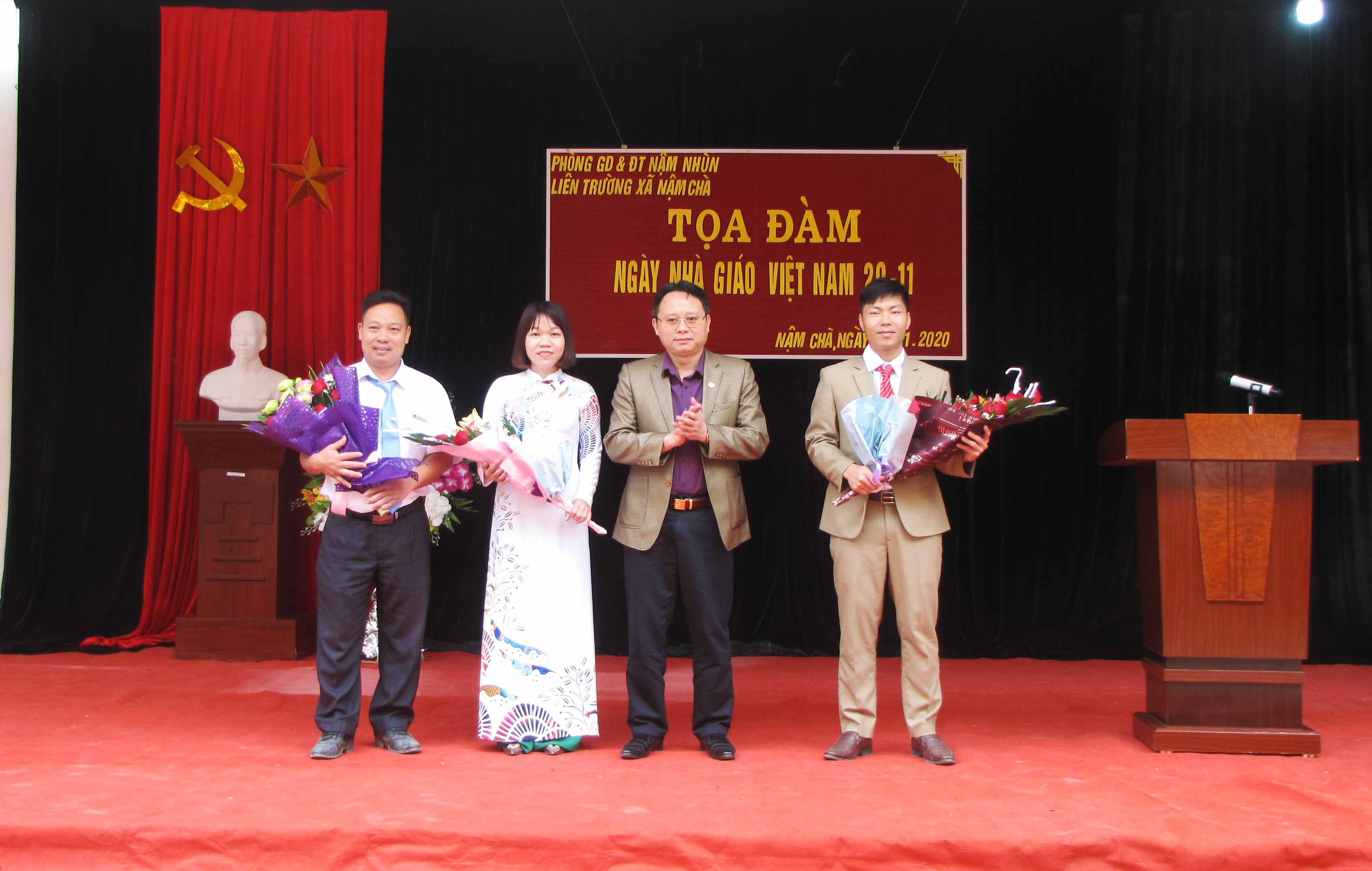 Đồng chí Trần Quốc Khanh – Phó Bí thư Thường trực huyện ủy tặng hoa chúc mừng lãnh đạo các đơn vị trường xã Nậm Chà