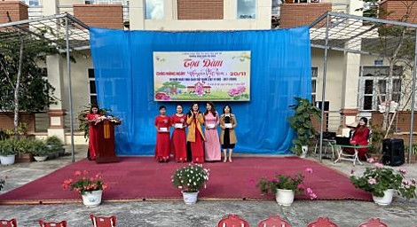 Đại diện Ban Giám hiệu nhà trường khen thưởng các giáo viên trong đợt sơ kết học kỳ I.