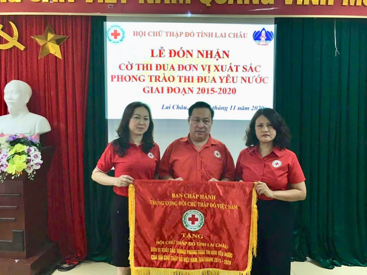  Đại diện lãnh đạo Hội CTĐ tỉnh nhận Cờ Đơn vị xuất sắc trong phong trào thi đua yêu nước giai đoạn 2015 – 2020.