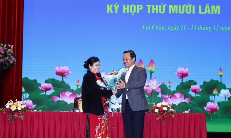 Đồng chí Trần Tiến Dũng – Phó Bí thư Tỉnh ủy, Chủ tịch UBND tỉnh chúc mừng đồng chí Giàng Páo Mỷ -Ủy viên Trung ương Đảng, Bí thư Tỉnh ủy trúng cử chức Chủ tịch HĐND tỉnh. 