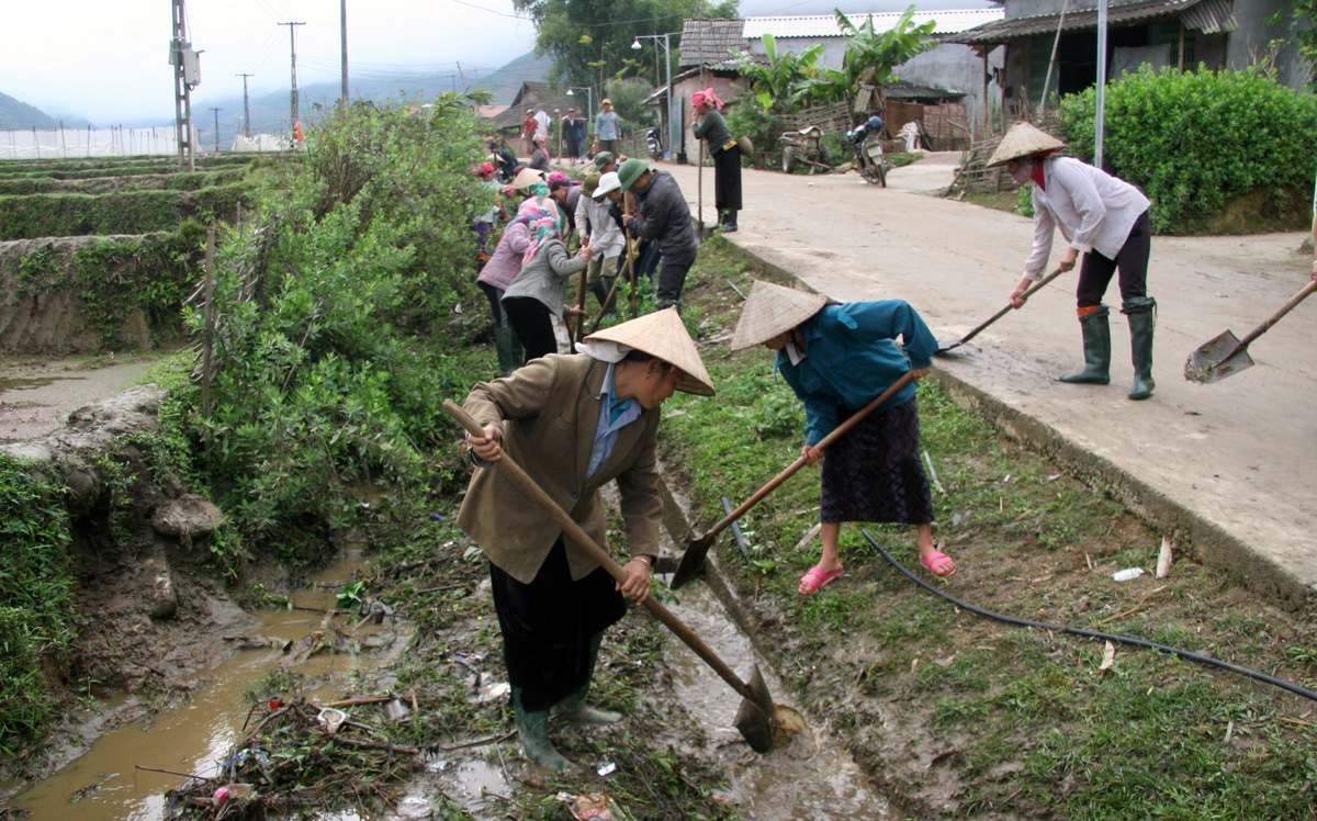Bà con bản Hua Nà, xã Hua Nà (huyện Than Uyên) khơi thông cống rãnh vệ sinh môi trường.