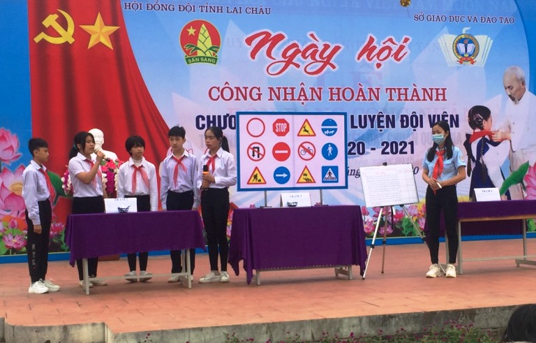 Các em học sinh khối  lớp 7 tham gia trả lời câu hỏi của Ban Tổ chức chương trình.