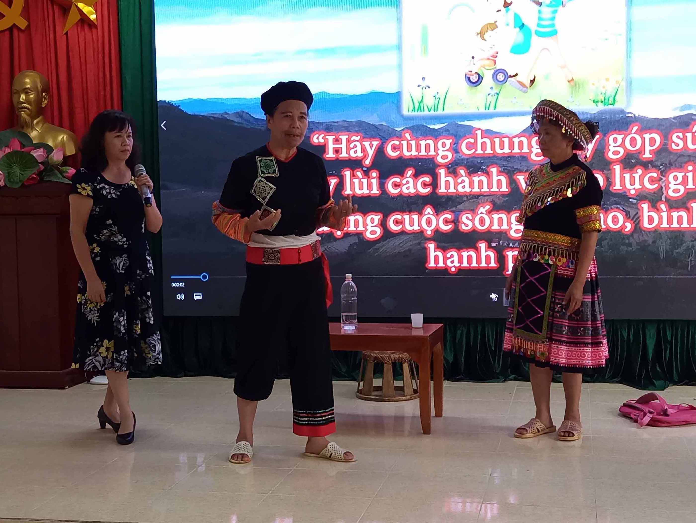 Tiểu phẩm “Bố sai rồi” do chị em Chi hội Phụ nữ tổ dân phố số 6 (phường Quyết Tiến, thành phố Lai Châu) dàn dựng và biểu diễn tại Hội nghị tuyên truyền về phòng, chống bạo lực đối với phụ nữ và trẻ em.