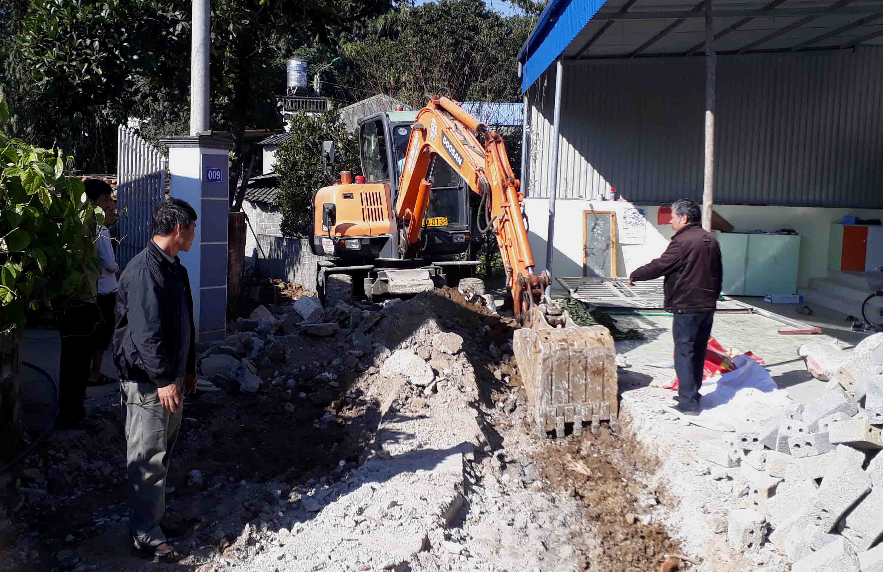Người dân ngõ 481, tổ dân phố số 6, phường Quyết Tiến (thành phố Lai Châu) vui vẻ, tự nguyến hiến đất mở rộng ngõ. 