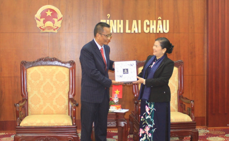 đồng chí Giàng Páo Mỷ - Ủy viên Trung ương Đảng, Bí thư Tỉnh ủy, Trưởng đoàn Đại biểu Quốc hội tỉnh tặng đồng chí Bí thư Thành phố Phổ Nhĩ món quà lưu niệm.