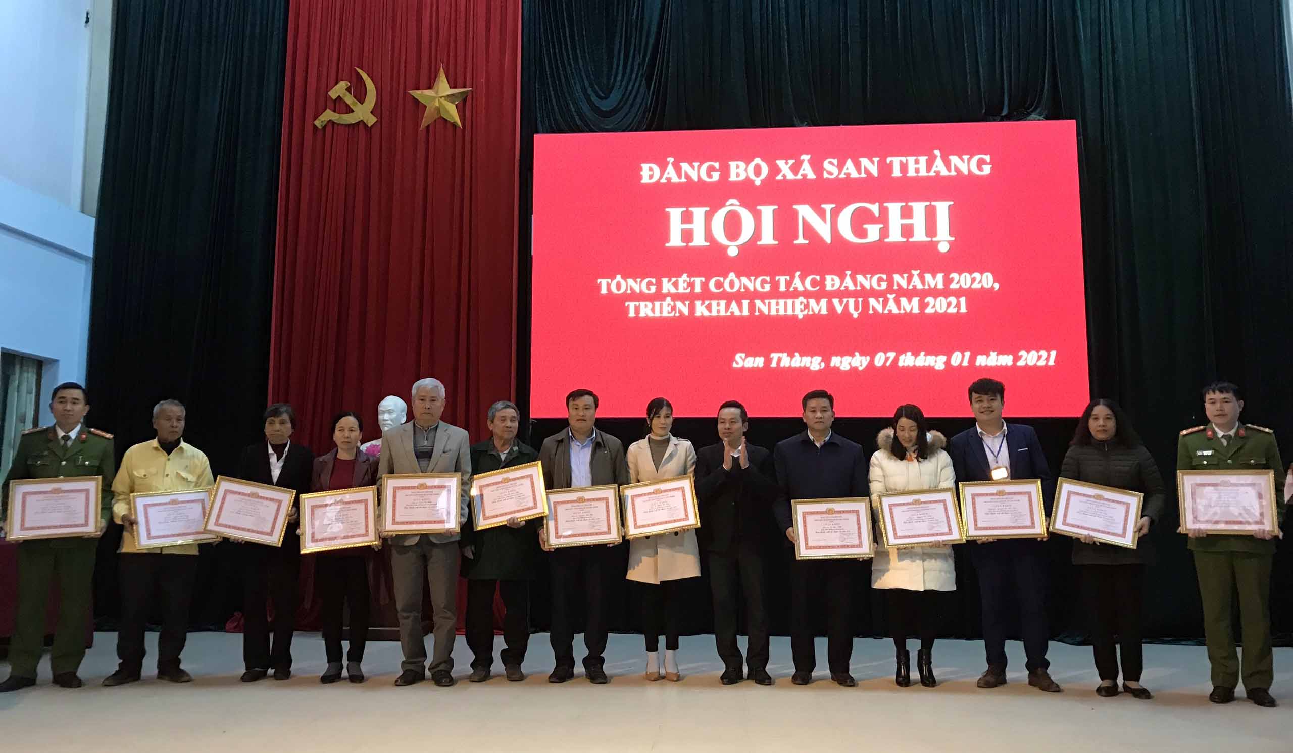 Đồng chí Ngô Văn Giang - Bí thư Đảng ủy xã San Thàng (thành phố Lai Châu) tặng Giấy khen cho các cá nhân hoàn thành xuất sắc nhiệm vụ năm 2020.