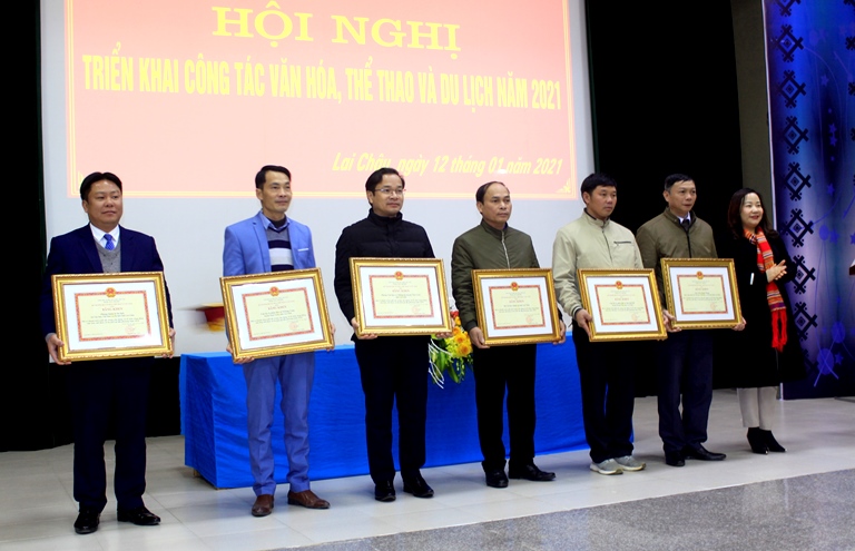 Đồng chí Tẩn Thị Quế - Giám đốc Sở VH – TT & DL trao Bằng khen của Bộ VH-TT&DL cho các tập thể, cá nhân thành tích xuất sắc trong xây dựng, tổ chức hoạt động văn hóa, thể thao và du lịch tại địa phương năm 2020. 