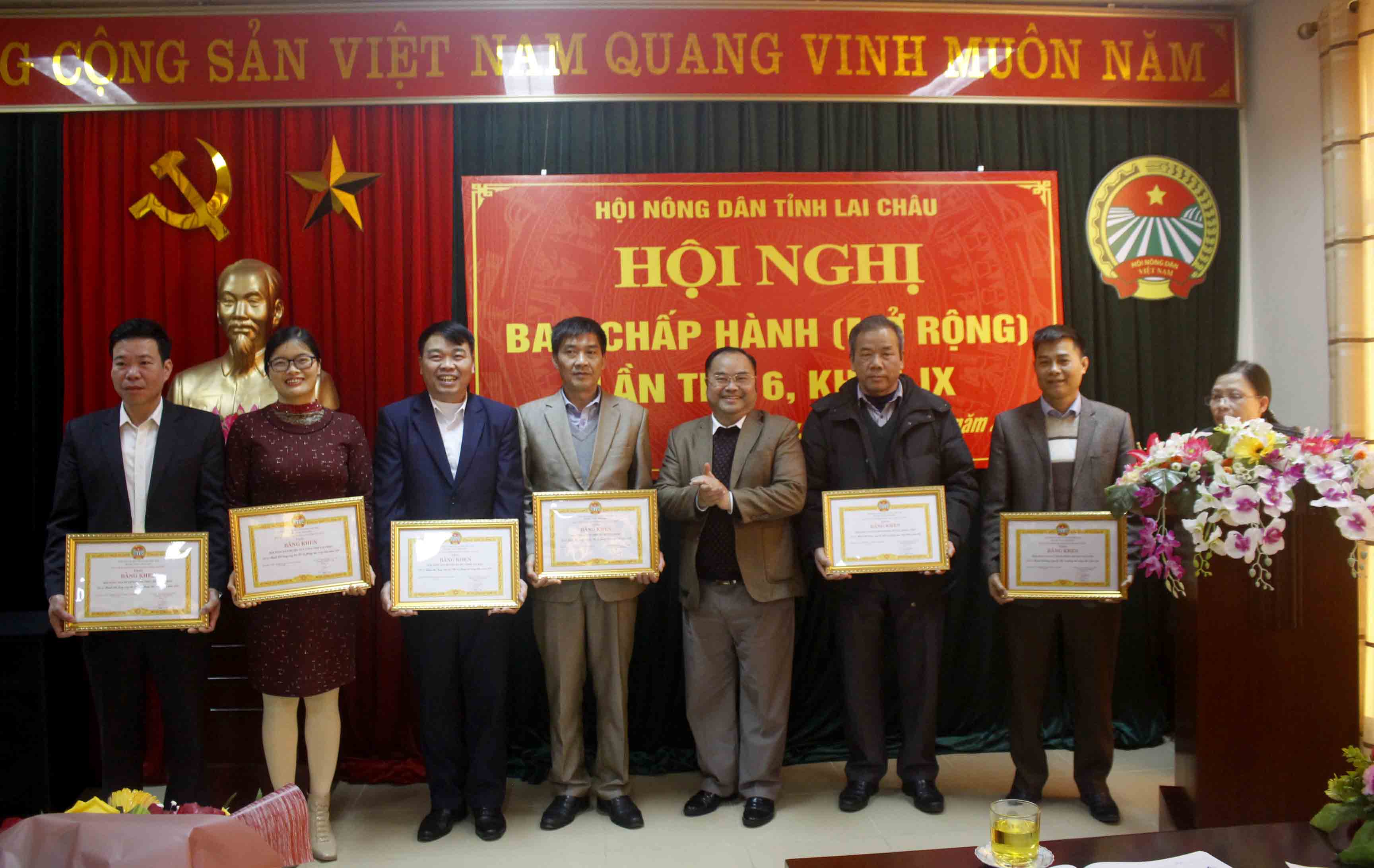 Đồng chí Mùa A Trừ - Chủ tịch HND tỉnh tặng Bằng khen cho các tập thể, cá nhân có thành tích trong công tác Hội và phong trào nông dân năm 2020. 