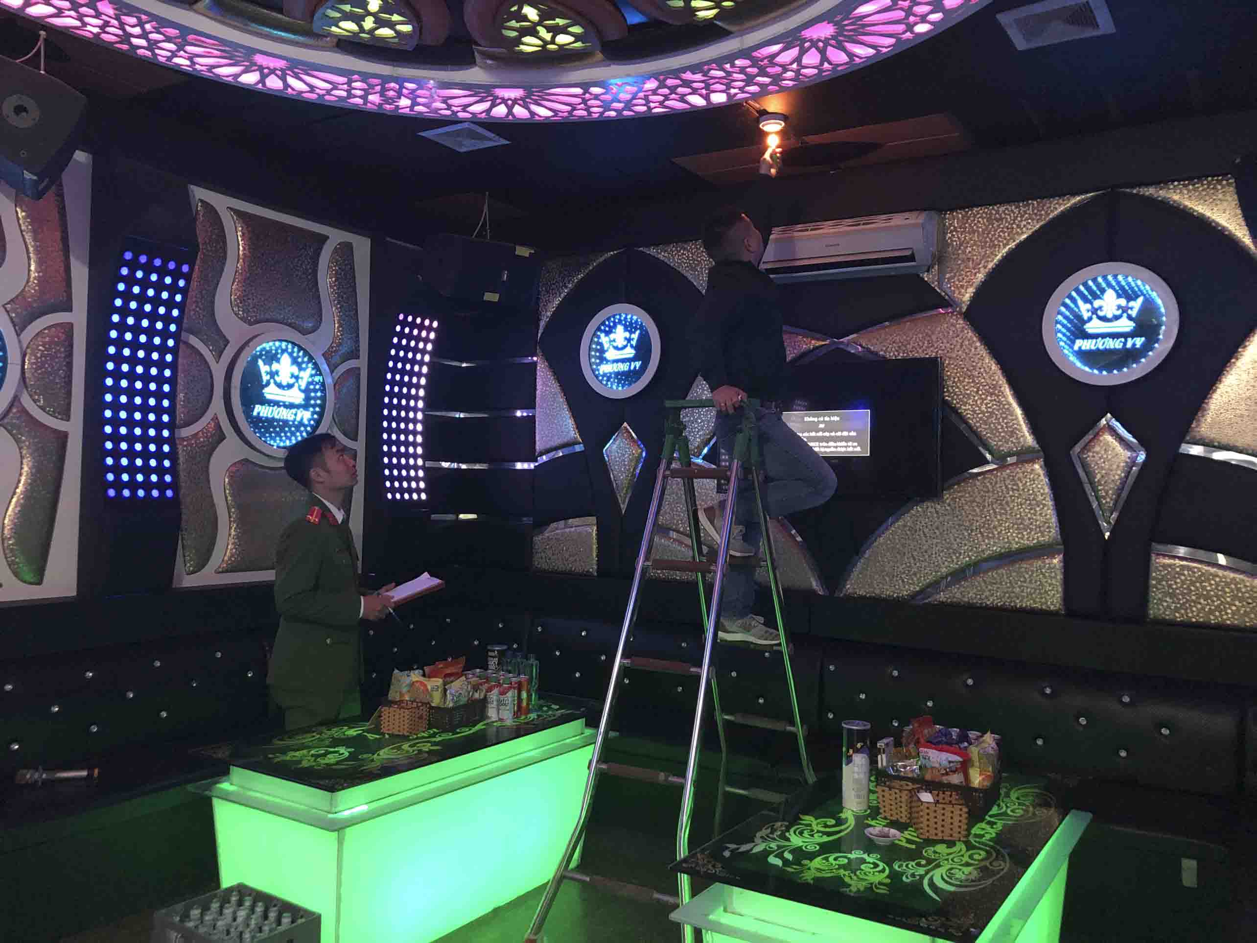 Thành viên Đoàn kiểm tra phương tiện chữa cháy tại Cơ sở kinh doanh Karaoke-Bar Phương Vy.
