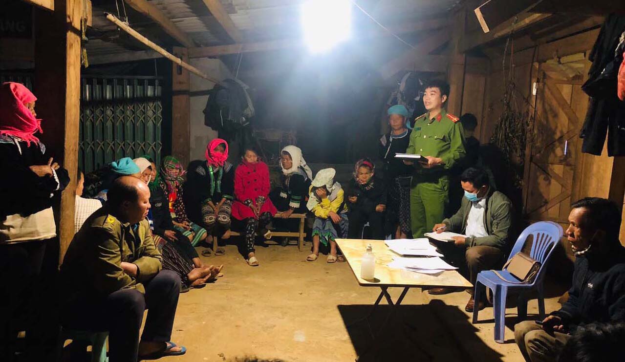 Công an xã Sùng Phài (thành phố Lai Châu) tuyên truyền, vận động người dân bản Tà Chải tích cực tham gia phong trào “Toàn dân bảo vệ an ninh Tổ quốc”.