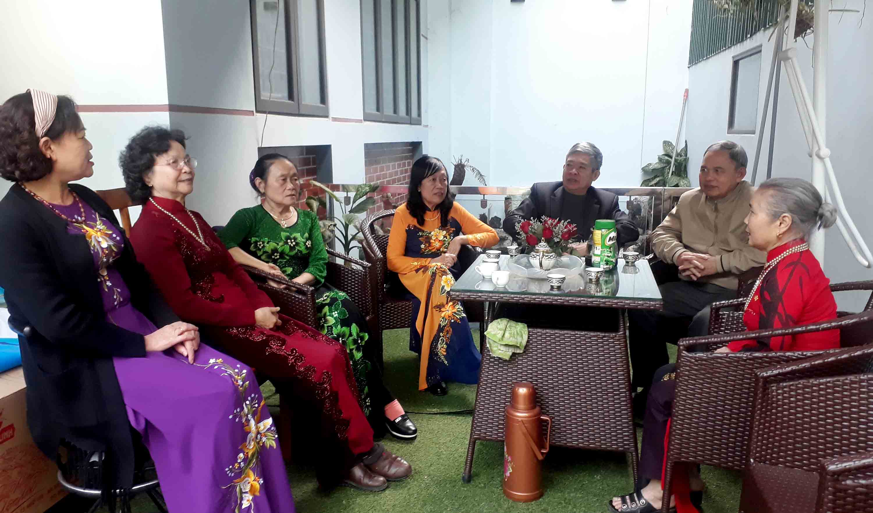 Ông Cầm Xuân Xanh – Trưởng Ban đại diện NCT huyện Than Uyên (thứ 2 từ phải sang) cùng trò chuyện, chia sẻ kinh nghiệm với Hội NCT thị trấn Than Uyên về đổi mới, nâng cao chất lượng các phong trào, hoạt động NCT ở các khu. 