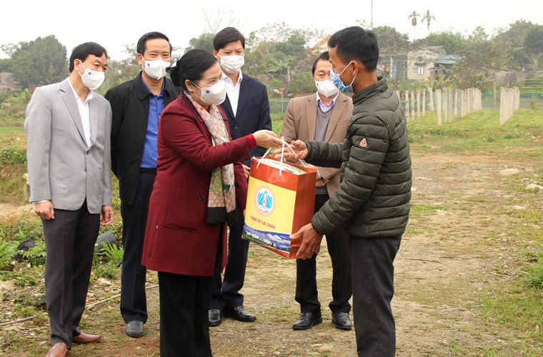 Đoàn công tác tặng quà gia đình anh Đoàn Văn Kiên – hộ chăn nuôi bò sạch ở tổ dân phố số 5, thị trấn Tân Uyên.