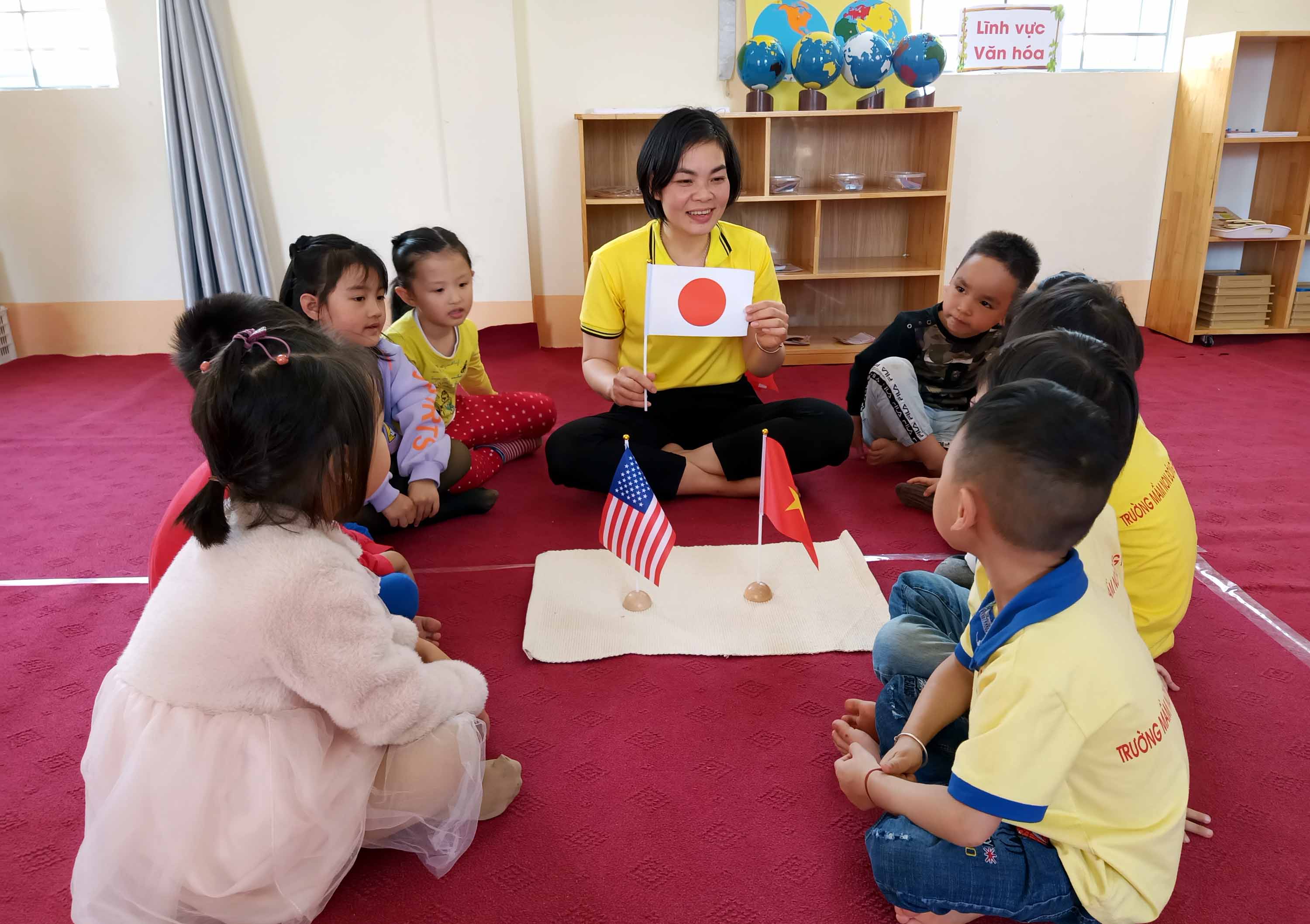 Một giờ học theo phương pháp giáo dục Montessori của các bé Trường Mầm non Đông Phong.