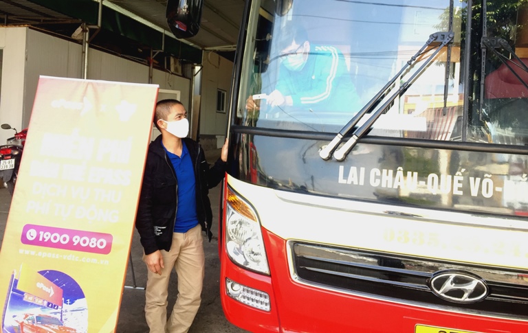 Nhân viên Viettel Lai Châu dán thẻ ePass cho các phương tiện xe khách thuộc Công ty TNHH MTV Thế Anh. 