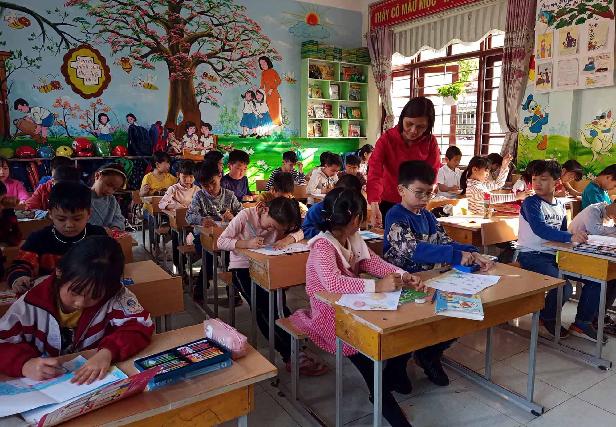 Giờ học vẽ của lớp 2A3, Trường Tiểu học số 1 (thành phố Lai Châu).