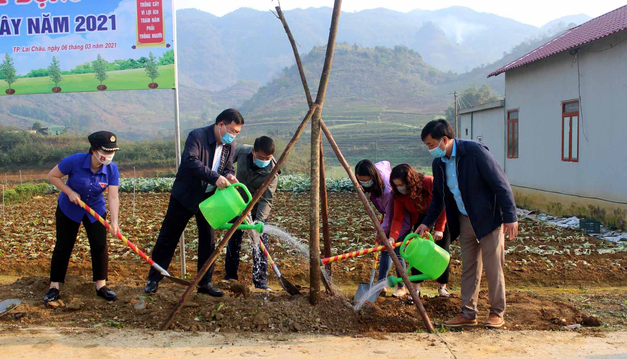 Đại diện lãnh đạo thành phố Lai Châu và các phòng, ban, chuyên môn trồng cây xanh tại bản Gia Khâu 2 (xã Sùng Phài).