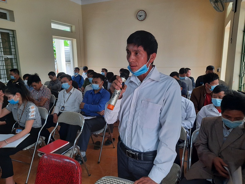 Cử tri Chẻo Vản Sin, bản Nà Đoong, xã Bản Lang phát biểu ý kiến kiến nghị tại buổi tiếp xúc