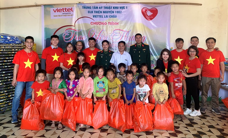 Đại diện lãnh đạo các đơn vị từ thiện tặng quà các em học sinh bản Huổi Dạo, xã Nậm Chà, huyện Nậm Nhùn. 