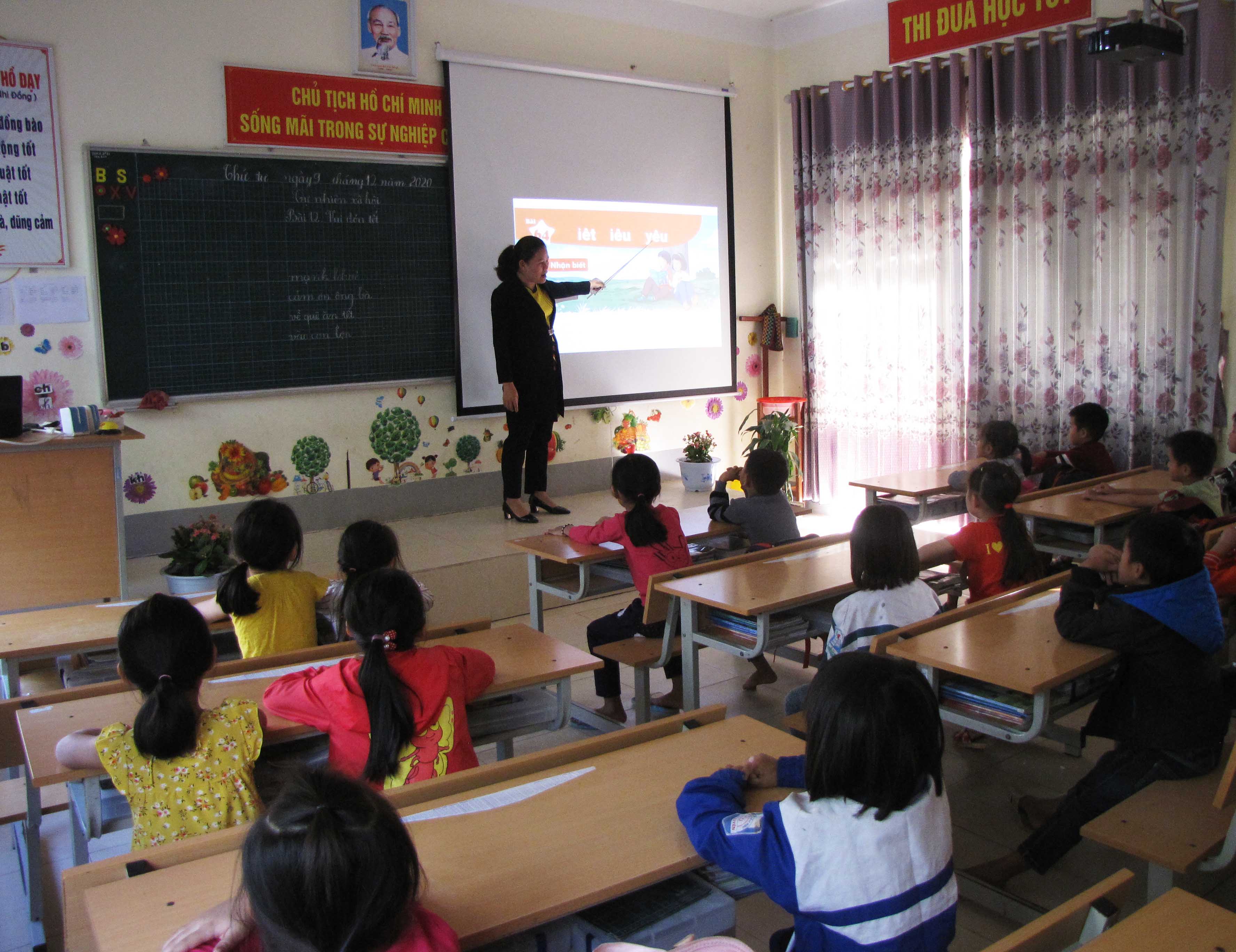 Tiết học ứng dụng công nghệ thông tin của học sinh lớp 1, trường PTDTBT tiểu học Mường Mô (xã Mường Mô, huyện Nậm Nhùn).