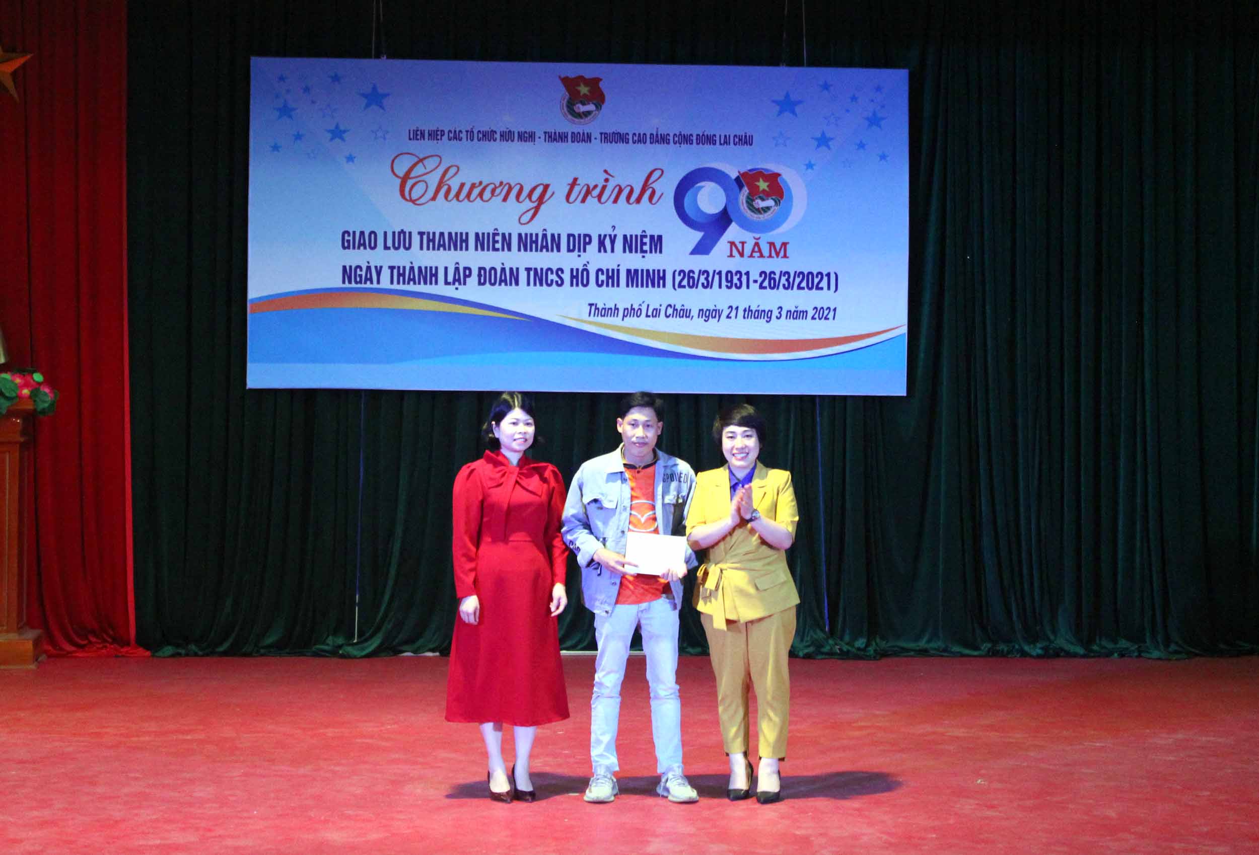 Đại diện Liên hiệp các tổ chức Hữu nghị tỉnh, Thành đoàn Lai Châu tặng quà cho lưu học sinh Lào có hoàn cảnh khó khăn.