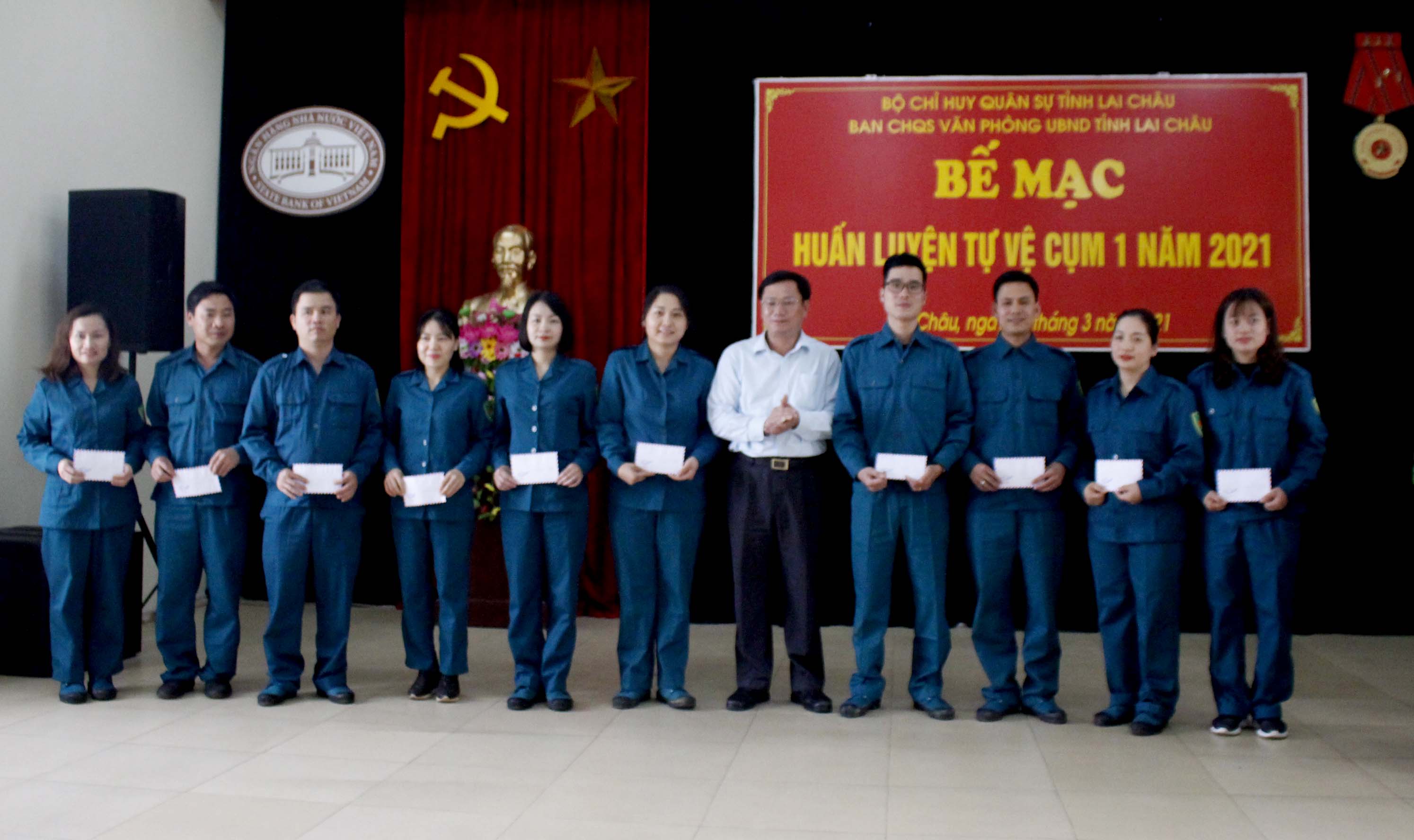 Đại diện Ban Chỉ huy Quân sự tự vệ Cụm 1 trao thưởng cho 10 cá nhân đạt thành tích cao trong học tập và huấn luyện. 