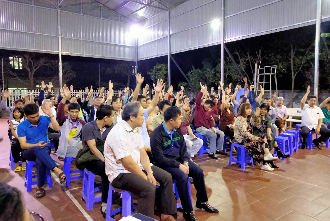 Cử tri biểu quyết người ứng cử đại biểu HĐND các cấp.