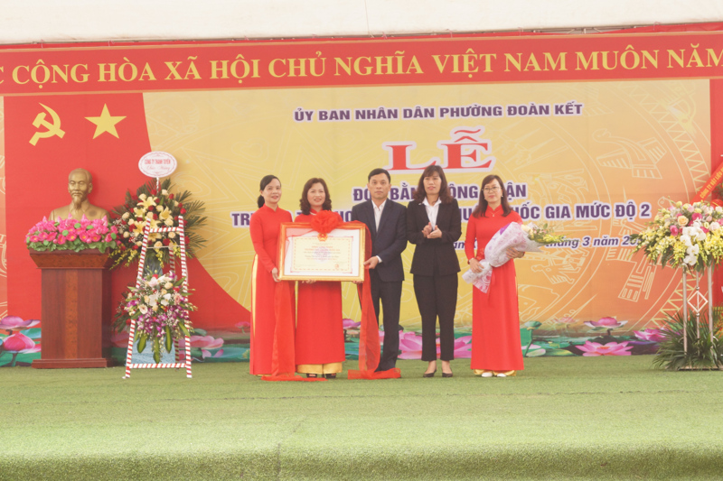 Đại diện lãnh đạo UBND thành phố Lai Châu trao Bằng công nhận đạt chuẩn quốc gia mức độ 2 cho Trường Tiểu học số 1.