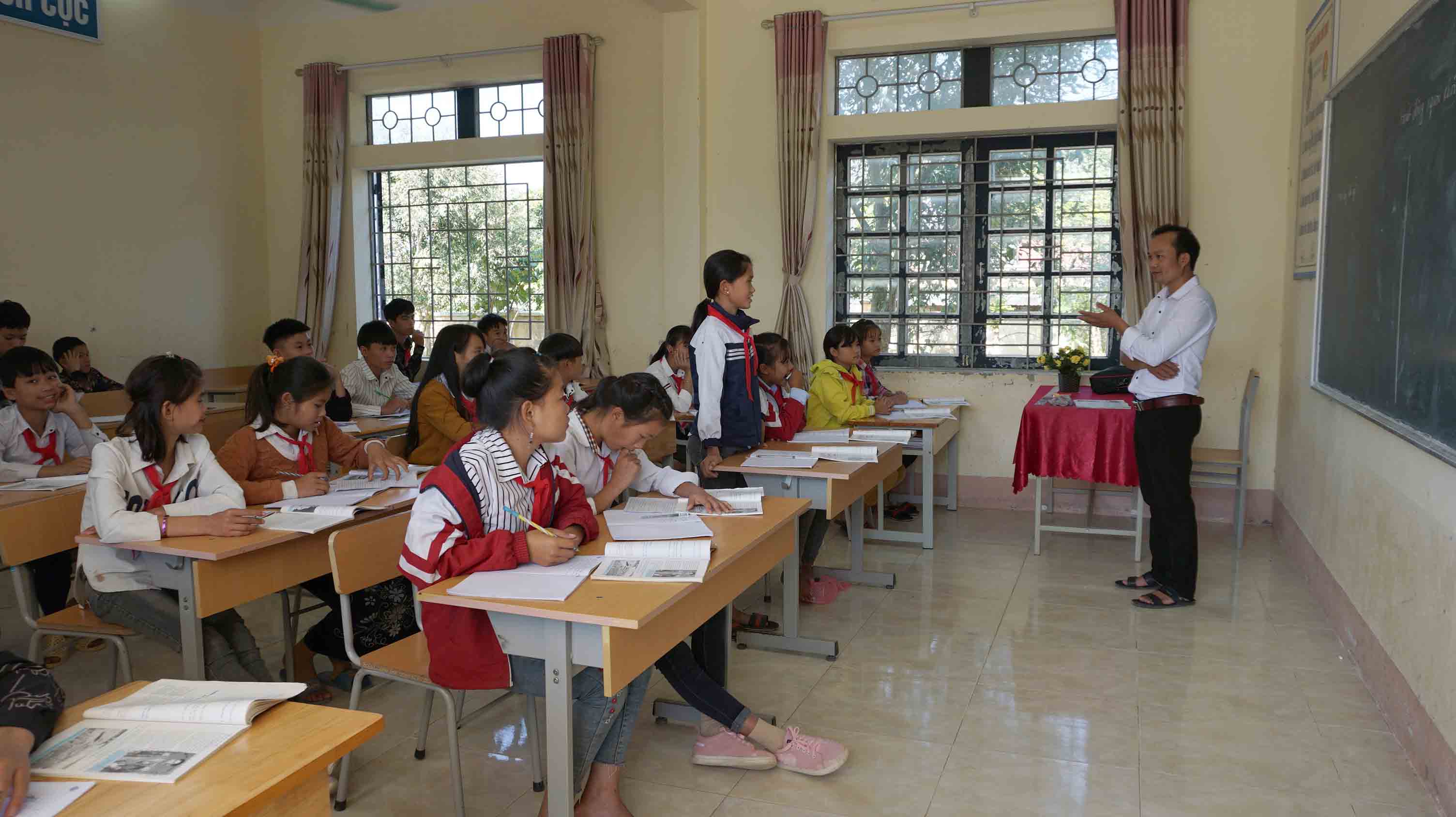 Giờ học ngoại khóa với chủ đề: phòng chống ma túy của thầy và trò lớp 8A1, Trường Tiểu học và THCS xã Tà Mít.