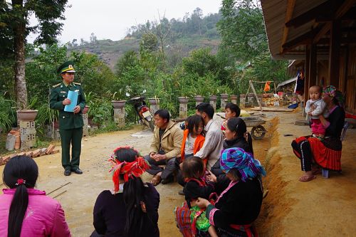 Chiến sỹ Đồn Biên phòng Huổi Luông (huyện phong Thổ) tuyên truyền tới bà con nguy cơ và hậu quả của dịch bệnh Covid-19.