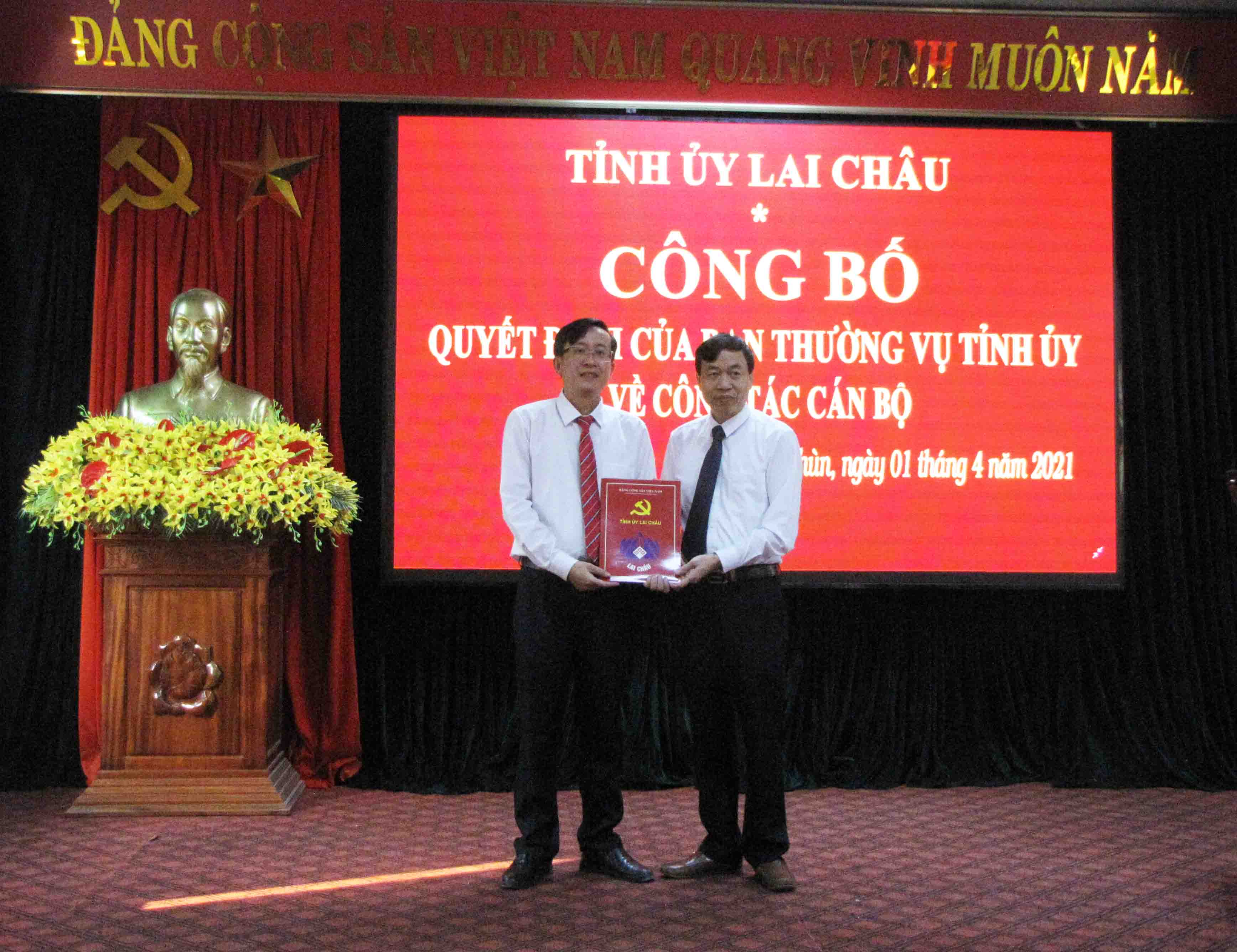 Đồng chí Lê Văn Lương – Phó Bí thư Thường trực Tỉnh Ủy trao Quyết định luân chuyển cán bộ, chỉ định tham gia Ban chấp hành, Ban Thường vụ, giữ chức vụ Phó Bí thư Thường trực Huyện Ủy Nậm Nhùn cho đồng chí Lù Văn Quân.
