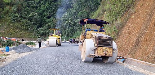 Các đơn vị đẩy nhanh tiến độ thi công sửa chữa dọc tuyến&nbsp;QL4H (đoạn qua xã Hua Bum, huyện Nậm Nhùn).&nbsp;
