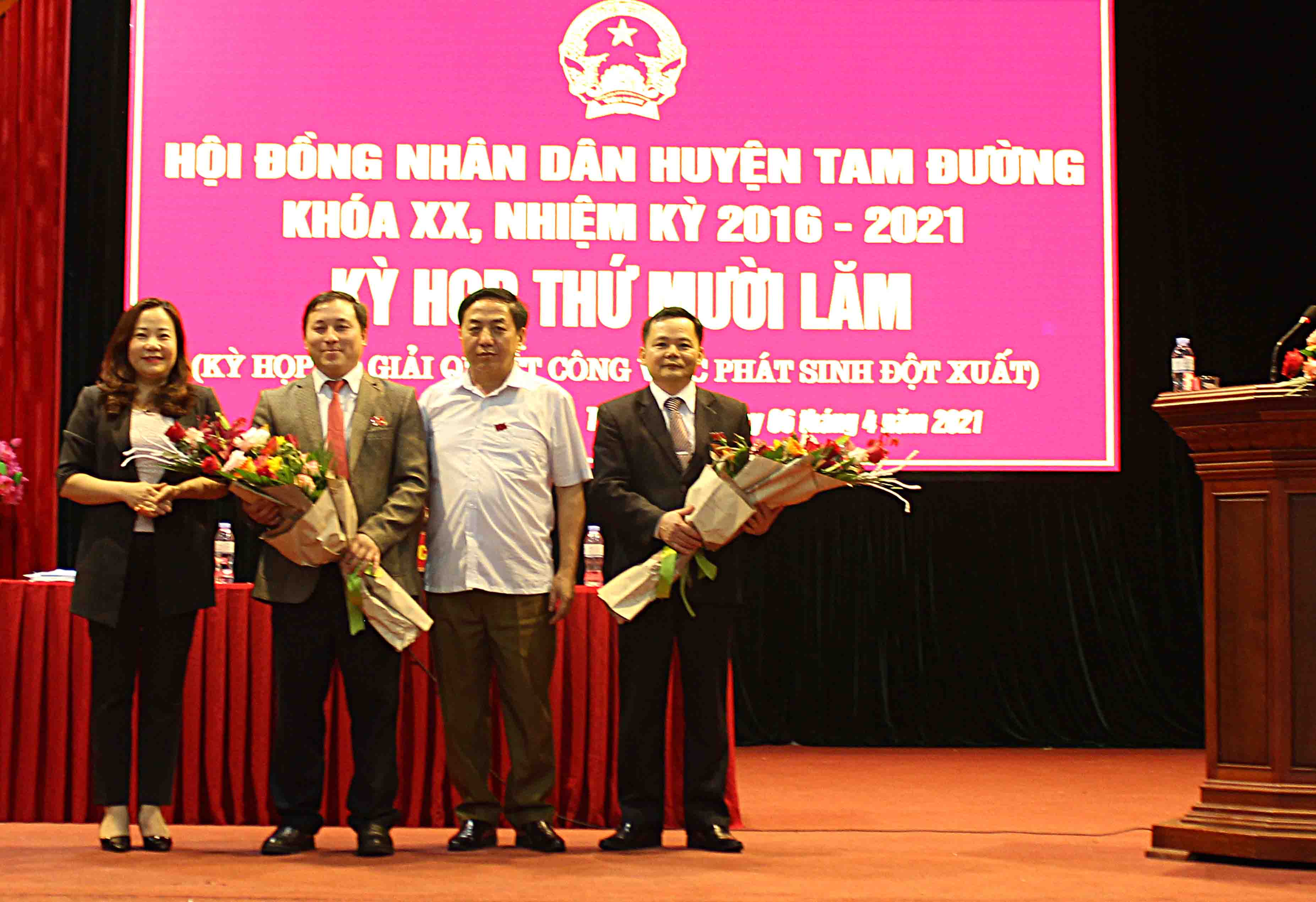 Lãnh đạo Huyện ủy, UBND huyện Tam Đường tặng hoa chúc mừng các đồng chí Giàng A Thanh - tân Phó Chủ tịch HĐND huyện và Phong Vĩnh Cường - tân Phó Chủ tịch UBND huyện.